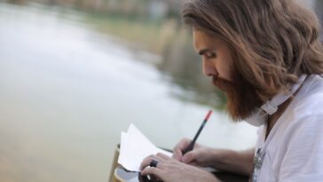 mężczyzna pisze list